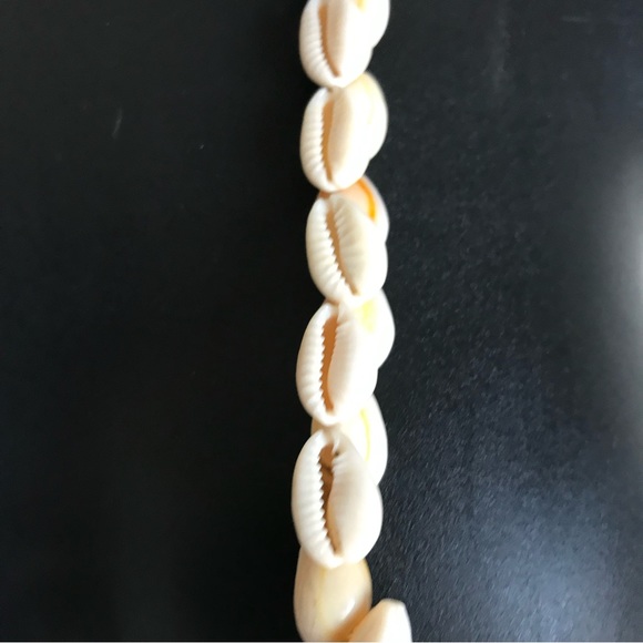 Cowrie Shell Necklace Flower Dangle - Picture 2 of 4